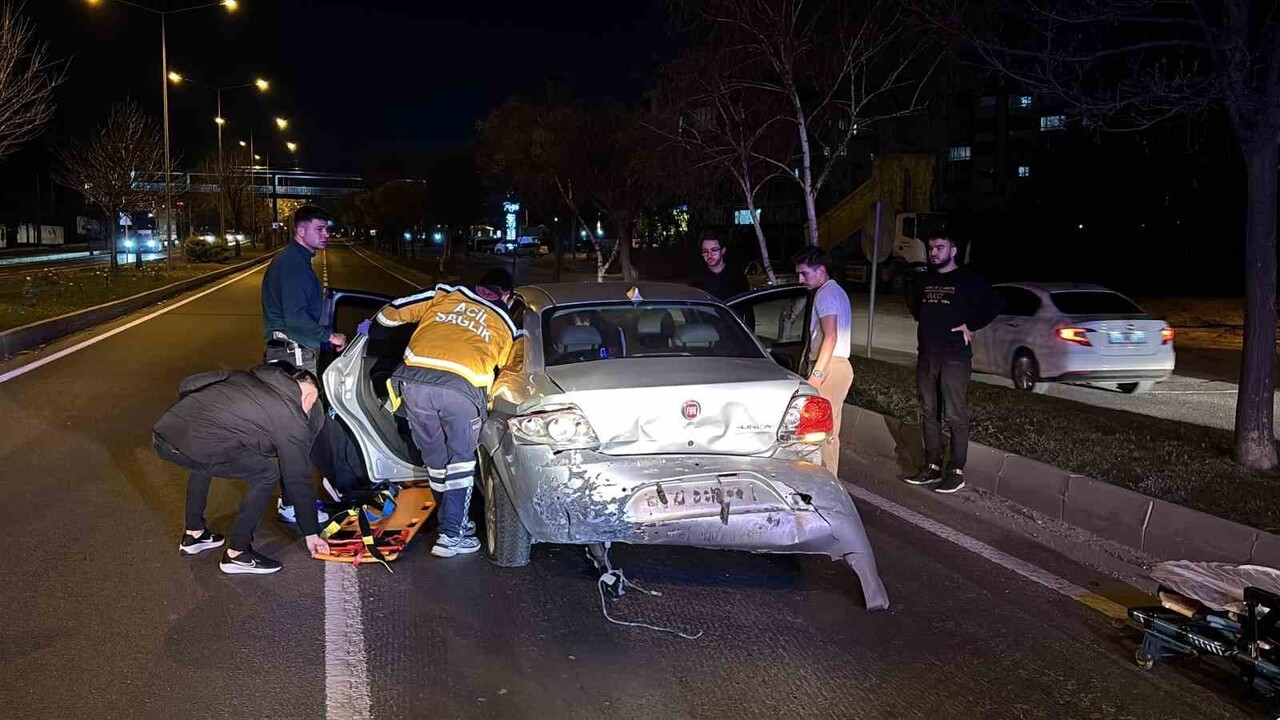 BOLU’DA D-100 KARA YOLUNDA 2 OTOMOBİLİN ÇARPIŞMASI NETİCESİNDE MEYDANA GELEN KAZADA 2 KİŞİ...