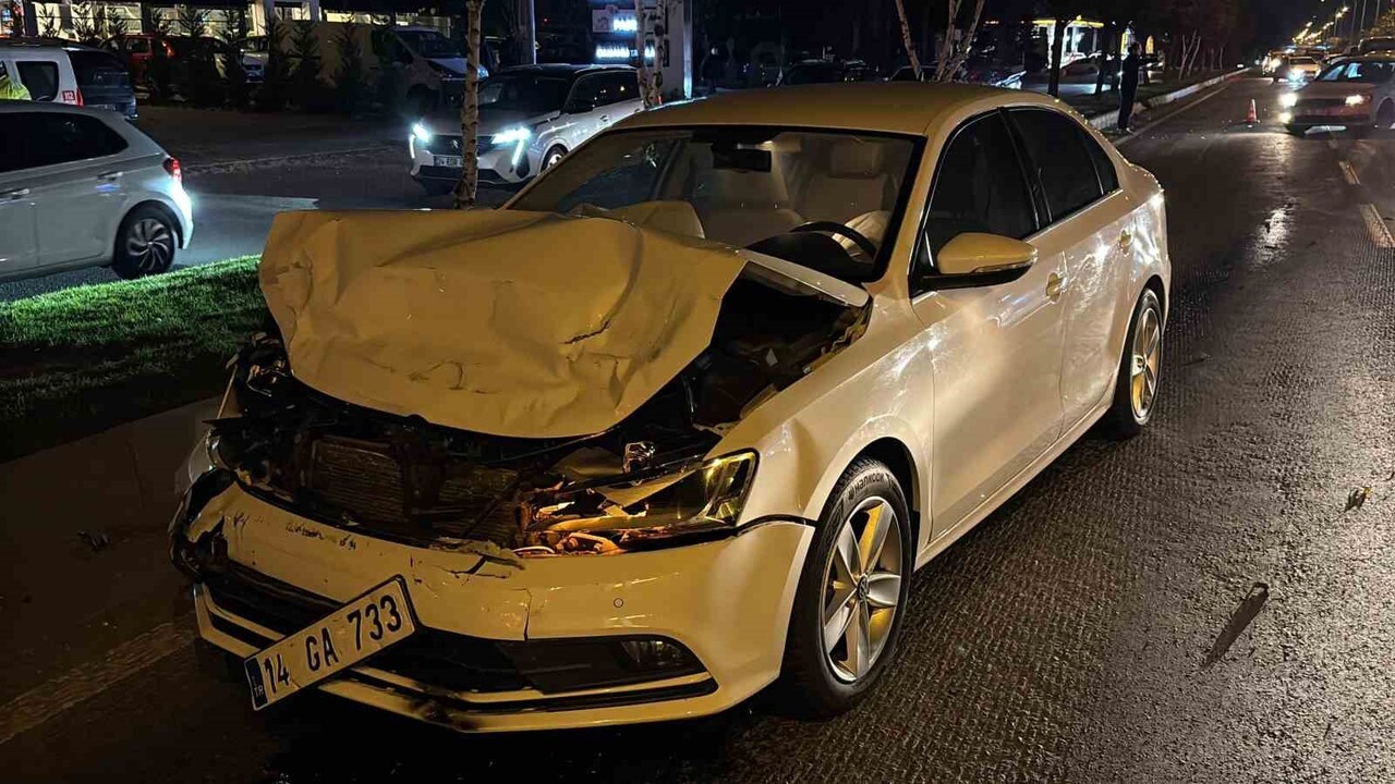 BOLU’DA D-100 KARA YOLUNDA 2 OTOMOBİLİN ÇARPIŞMASI NETİCESİNDE MEYDANA GELEN KAZADA 2 KİŞİ...