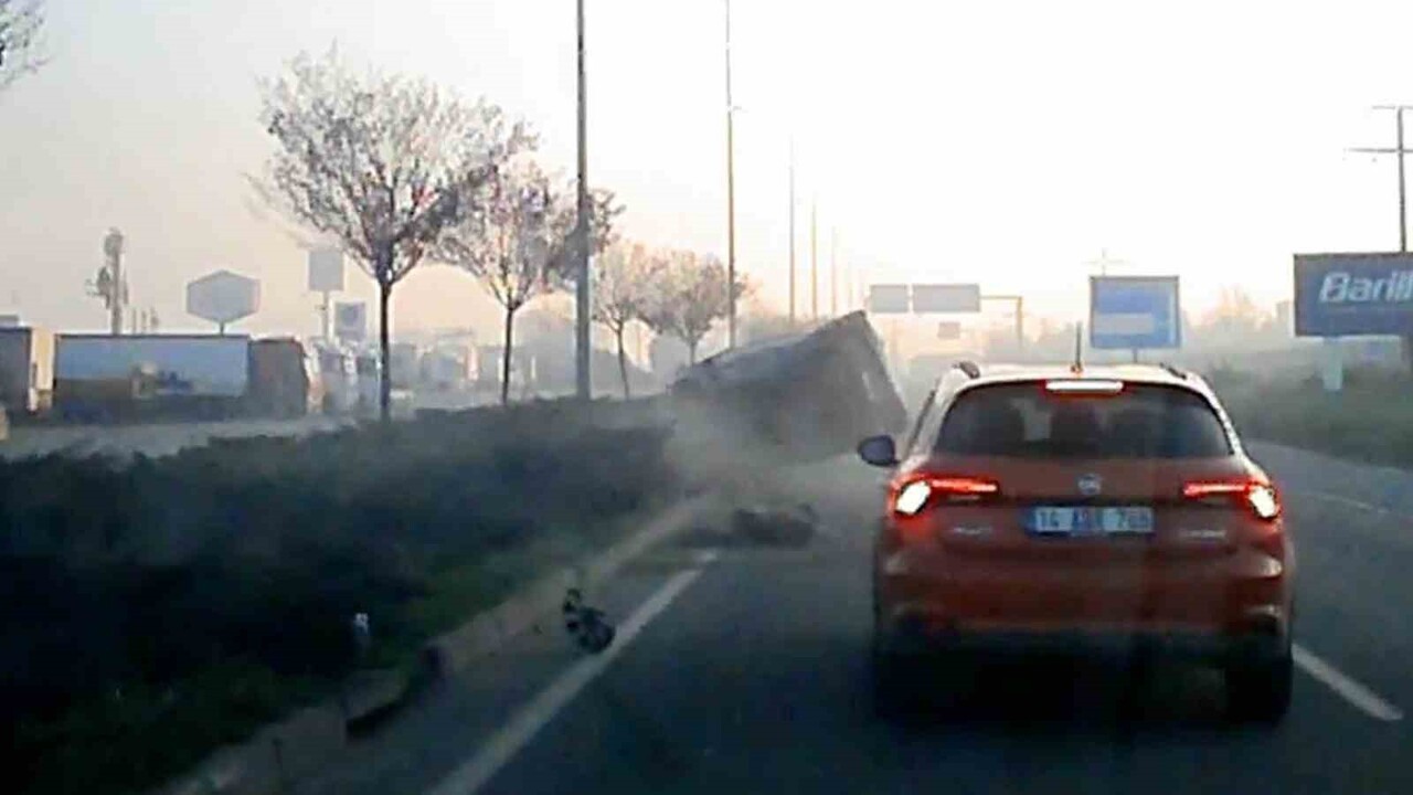 BOLU’DA D-100 KARA YOLUNDA SABAH SAATLERİNDE BİR OTOMOBİLİN DEVRİLİĞİ KAZANIN ARAÇ İÇİ KAMERA...