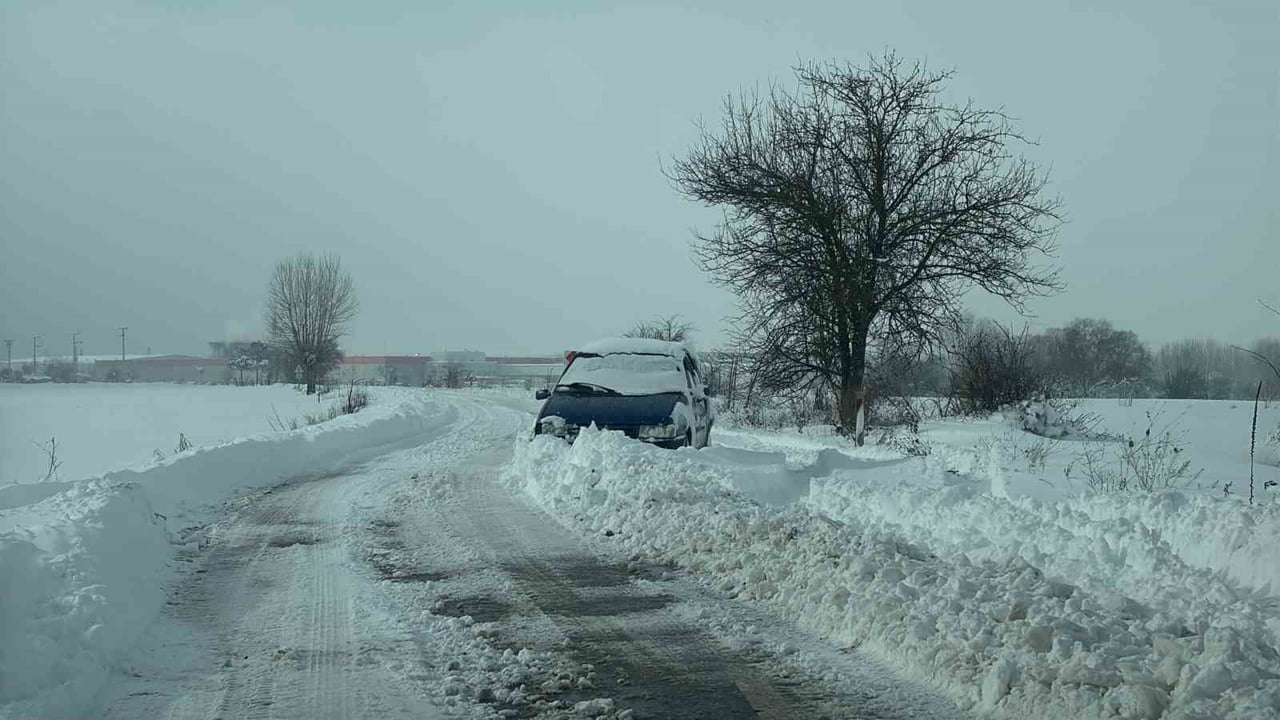 BOLU’DA ETKİLİ OLAN YOĞUN KAR YAĞIŞI VE BUZLANMA NEDENİYLE 486 KÖY YOLUNDAN 263 KÖY YOLU ULAŞIMA...