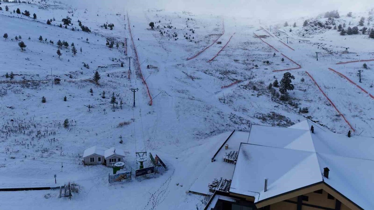 BOLU’DA GECE SAATLERİNDE ETKİLİ OLAN KAR YAĞIŞI SEBEBİYLE KENTİN YÜKSEK KESİMLERİ BEYAZ ÖRTÜYLE...