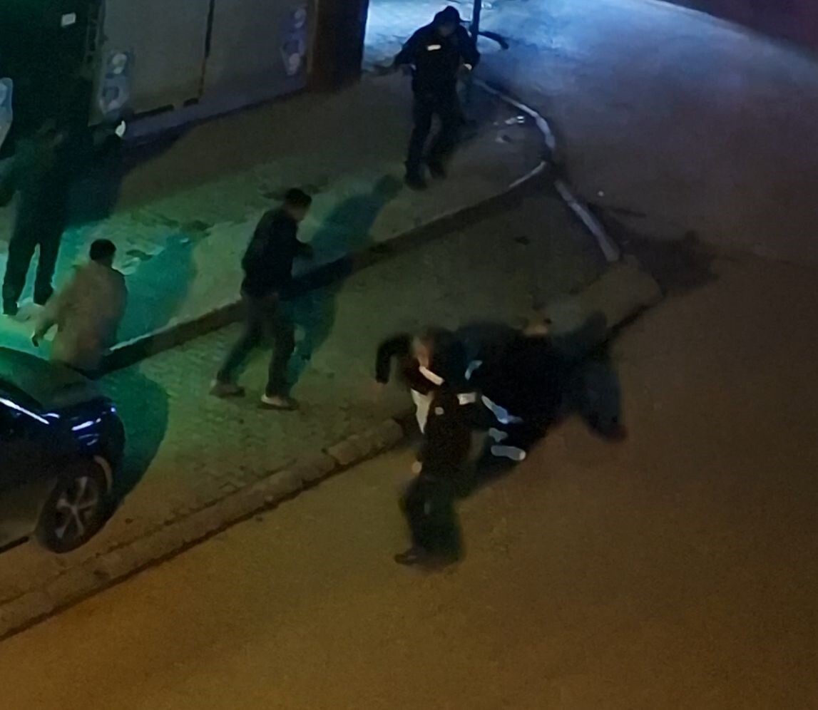BOLU’DA GECE YARISI ÇIKAN İKİ GRUP ARASINDA ÇIKAN KAVGADA YUMRUKLAR HAVADA UÇUŞTU. KAVGAYI GÖREN...