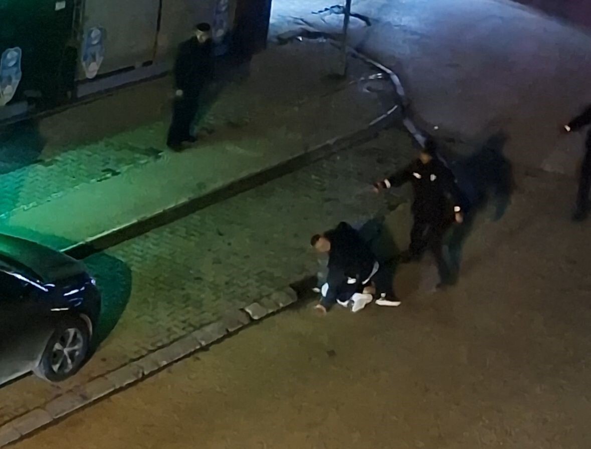 BOLU’DA GECE YARISI ÇIKAN İKİ GRUP ARASINDA ÇIKAN KAVGADA YUMRUKLAR HAVADA UÇUŞTU. KAVGAYI GÖREN...