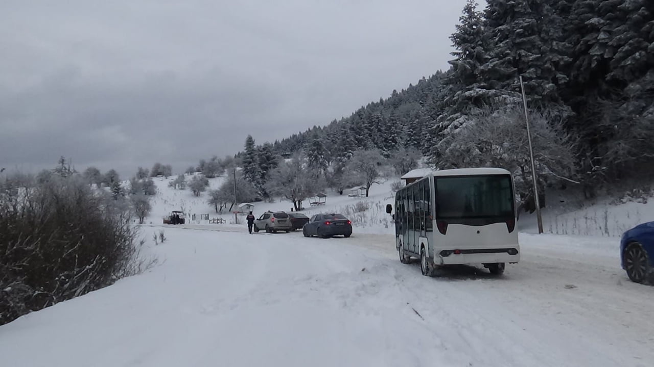 BOLU’DA GÜNLERDİR ETKİSİNİ SÜRDÜREN YOĞUN KAR YAĞIŞININ ARDINDAN HAVA SICAKLIKLARININ SIFIRIN...