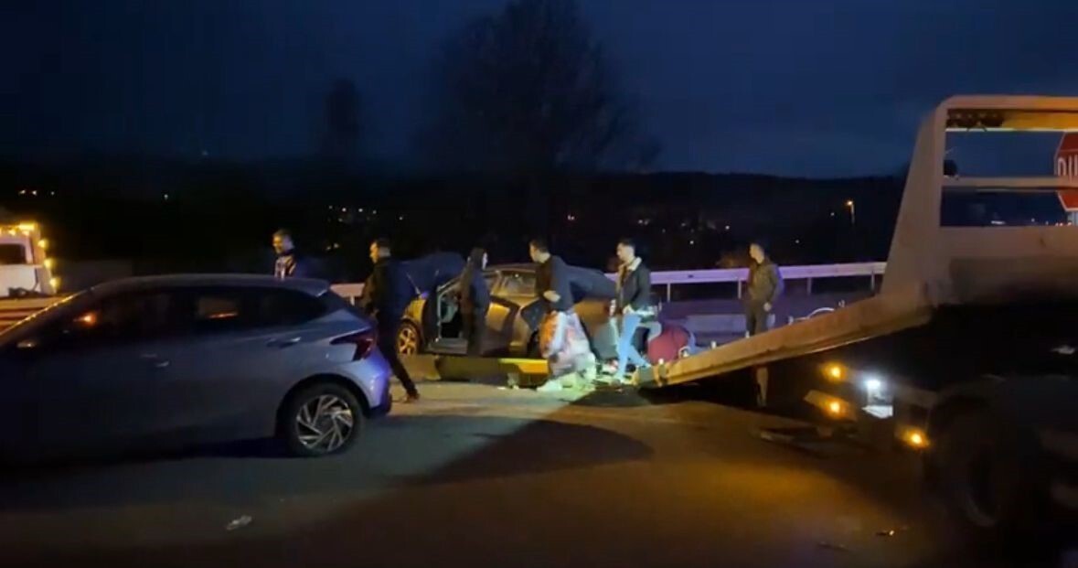 BOLU’DA İKİ OTOMOBİLİN KAVŞAKTA ÇARPIŞMASI SONUCU BİRİ HAMİLE KADIN OLMAK ÜZERE 4 KİŞİ...