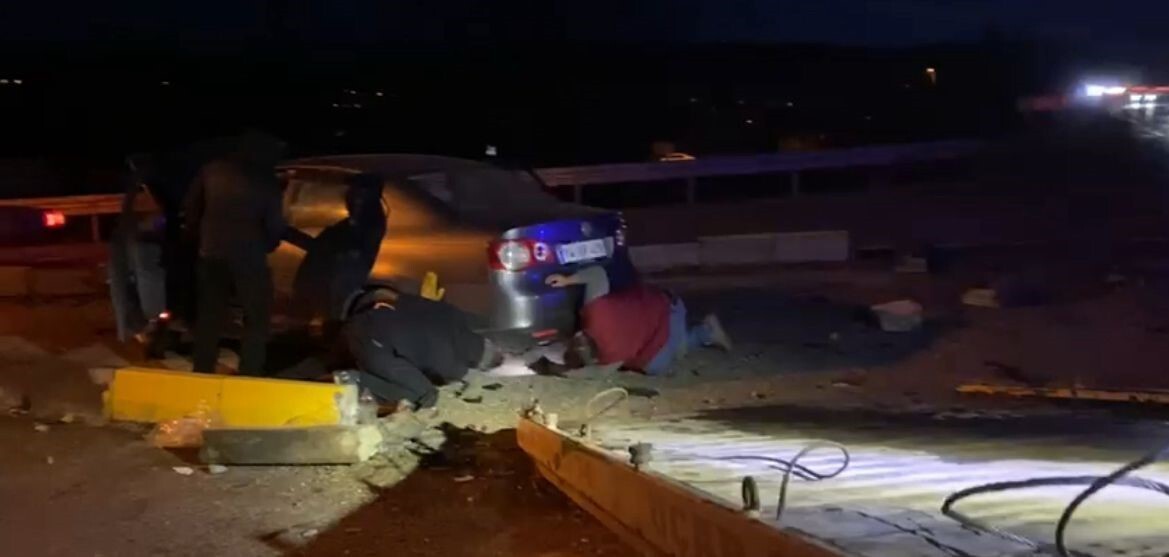 BOLU’DA İKİ OTOMOBİLİN KAVŞAKTA ÇARPIŞMASI SONUCU BİRİ HAMİLE KADIN OLMAK ÜZERE 4 KİŞİ...