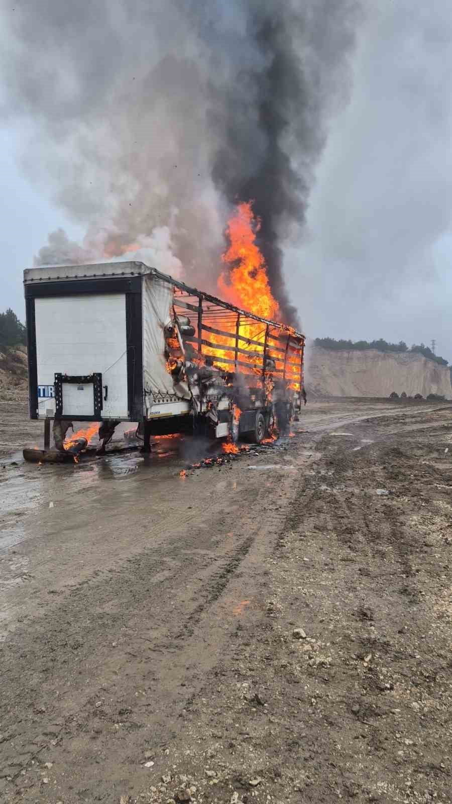 BOLU’DA KAĞIT YÜKLÜ BİR TIRIN DORSESİ, PARK HALİNDEYKEN ALEV ALEV YANDI. İTFAİYE EKİPLERİ...