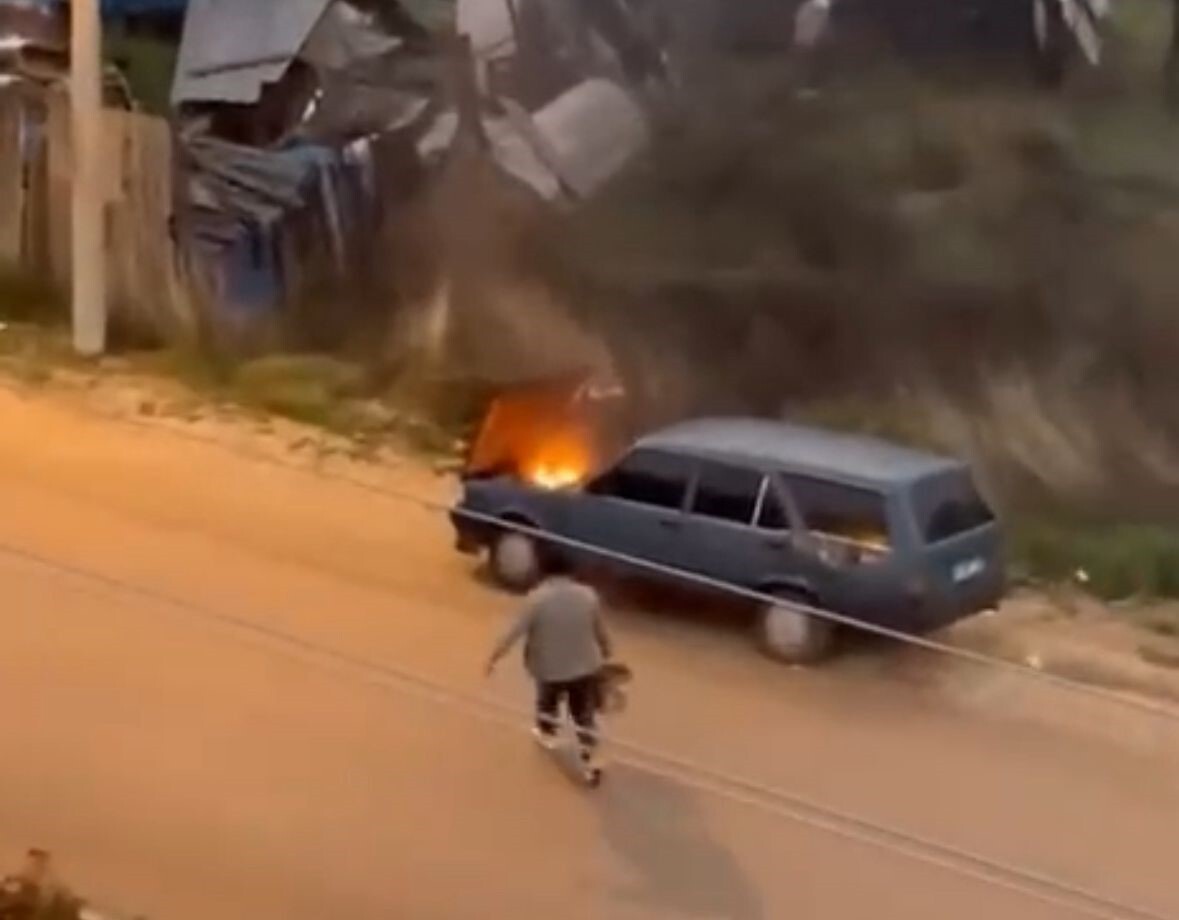 BOLU’DA SEYİR HALİNDE ALEV ALAN FİAT MARKA BİR OTOMOBİLİ, SÜRÜCÜSÜ KOVAYLA SU DÖKEREK...