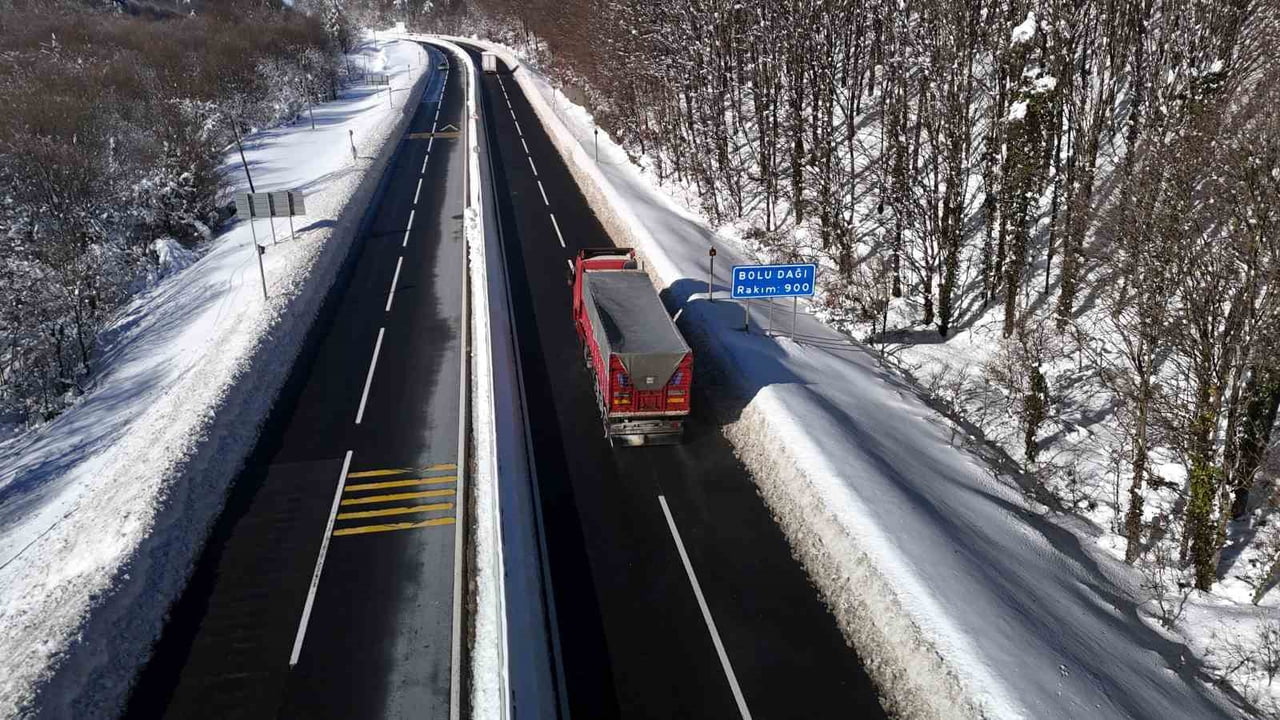 BOLU DAĞI'NDA 3 GÜNDÜR ARALIKLARLA ETKİLİ OLAN KAR YAĞIŞININ ARDINDAN BÖLGE BEYAZ ÖRTÜYLE...