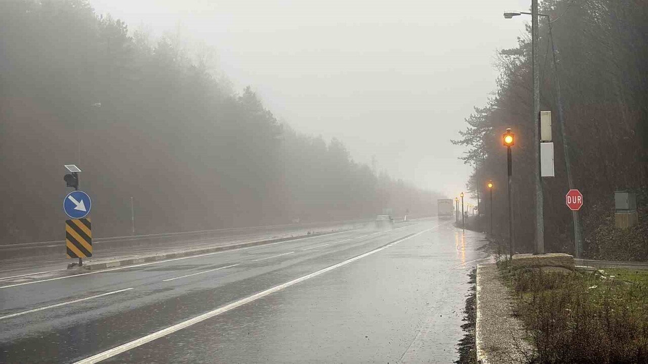 BOLU DAĞI’NDA ETKİLİ OLAN YOĞUN SİS VE SAĞANAK SEBEBİYLE GÖRÜŞ MESAFESİ YER YER 30 METREYE KADAR...
