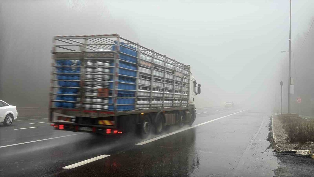 BOLU DAĞI’NDA ETKİLİ OLAN YOĞUN SİS VE SAĞANAK SEBEBİYLE GÖRÜŞ MESAFESİ YER YER 30 METREYE KADAR...
