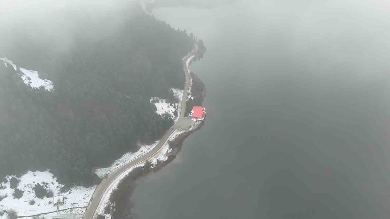 BOLU’NUN DOĞA HARİKASI ABANT GÖLÜ MİLLİ PARKI, DAĞLARIN ETEKLERİNİ KAPLAYAN KAR VE GÖL ÜZERİNE...