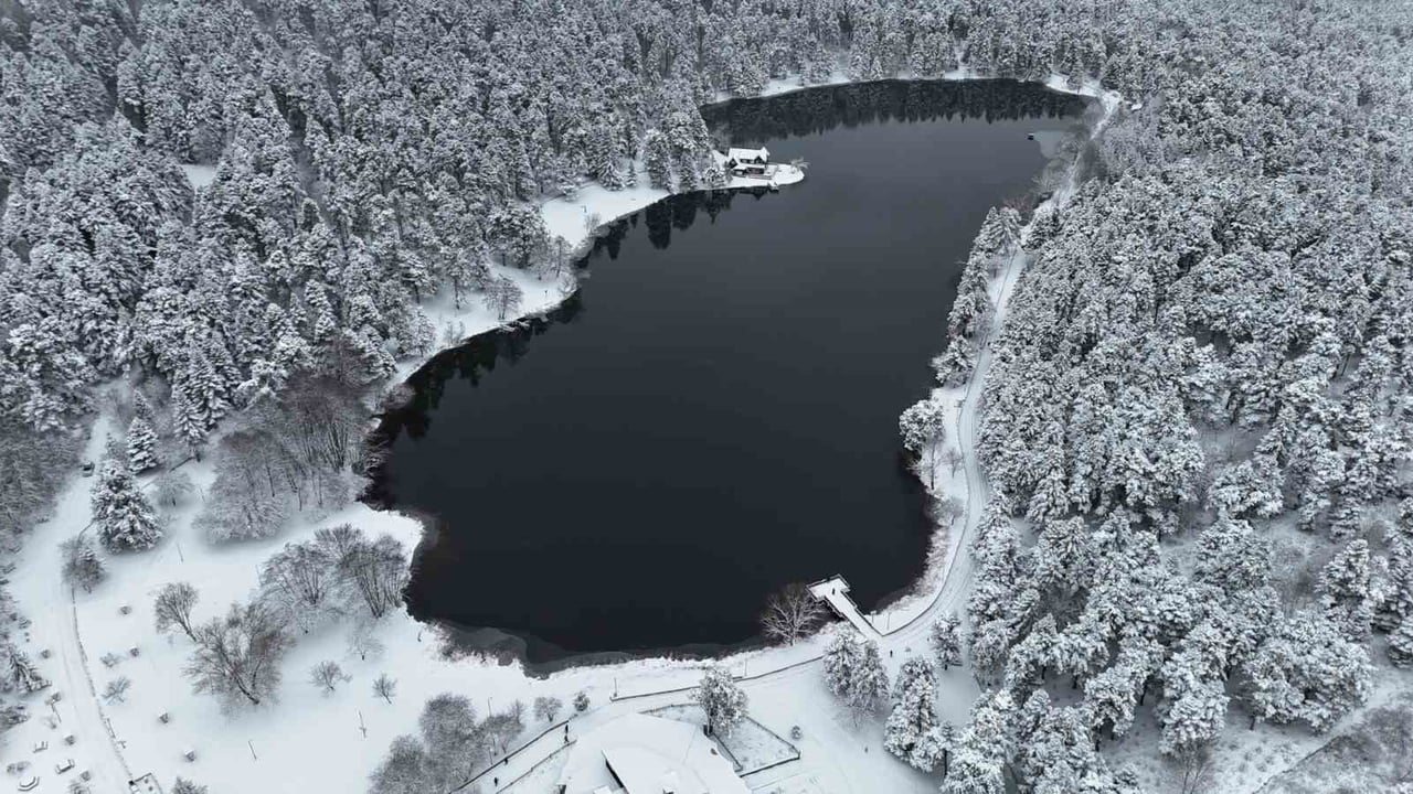 BOLU’NUN DOĞA HARİKASI GÖLCÜK TABİAT PARKI, KAR YAĞIŞININ ARDINDAN BEYAZ GELİNLİĞİNİ...