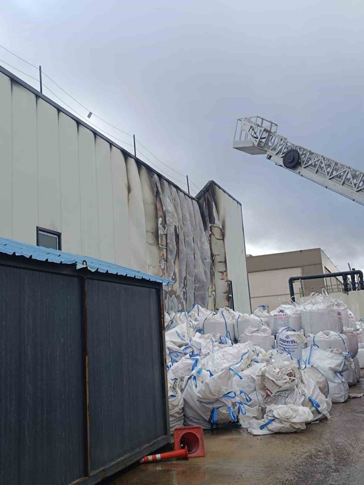 BOLU’NUN GEREDE İLÇESİNDE BİR FABRİKADA ÇIKAN YANGIN BÜYÜMEDEN SÖNDÜRÜLDÜ.