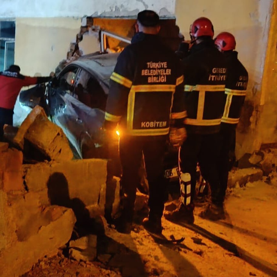 BOLU’NUN GEREDE İLÇESİNDE SÜRÜCÜSÜNÜN DİREKSİYON HÂKİMİYETİNİ KAYBETTİĞİ OTOMOBİL BİNA DUVARINA...