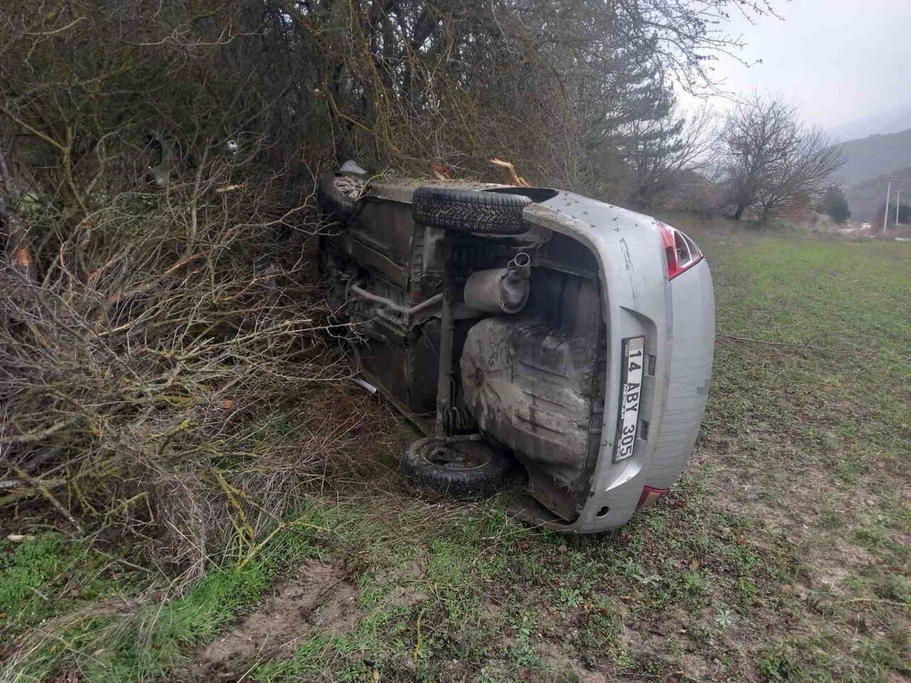 BOLU’NUN MUDURNU İLÇESİNDE DİREKSİYON HAKİMİYETİNİ KAYBEDEN KADIN SÜRÜCÜ, OTOMOBİLİYLE TAKLA...