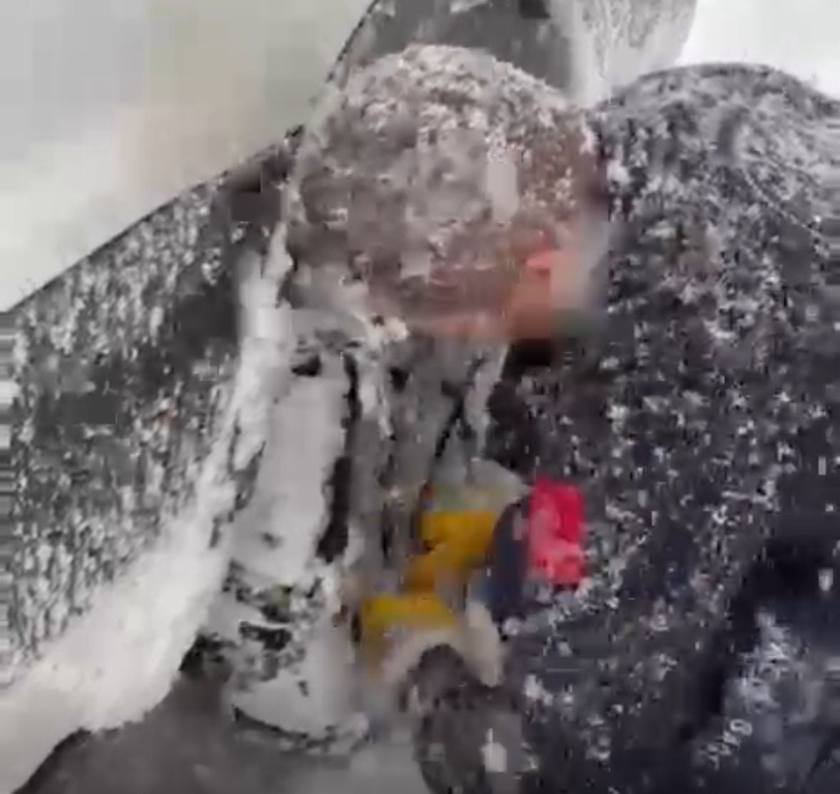 BOLU’NUN MUDURNU İLÇESİNDE YOĞUN KAR YAĞIŞI NEDENİYLE YOLDA MAHSUR KALAN AMBULANSTAKİ SAĞLIK...