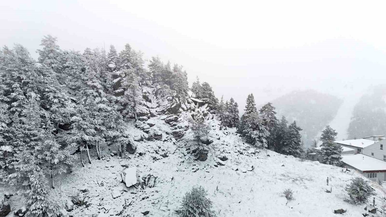 BOLU’NUN YÜKSEK KESİMLERİNDE SABAH SAATLERİNDEN İTİBAREN KAR YAĞIŞI ETKİLİ OLUYOR.