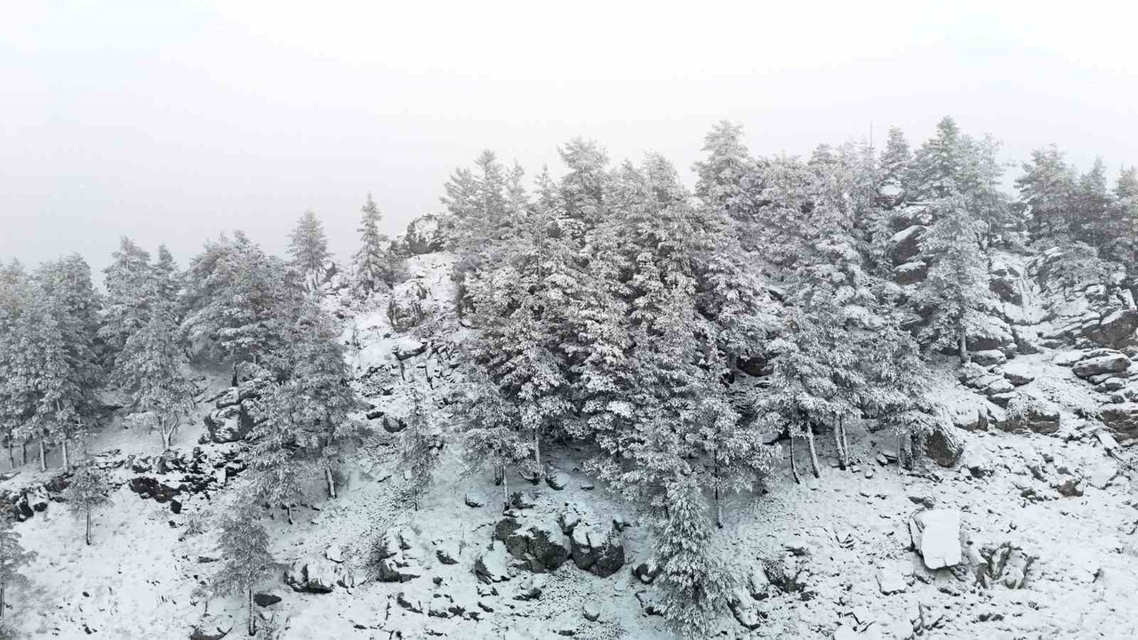 BOLU’NUN YÜKSEK KESİMLERİNDE SABAH SAATLERİNDEN İTİBAREN KAR YAĞIŞI ETKİLİ OLUYOR.