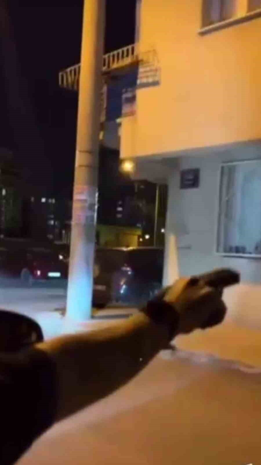 BORNOVA İLÇESİNDE, HAREKET HALİNDEKİ BİR OTOMOBİLDEN TABANCAYLA ATEŞ AÇARAK SOSYAL MEDYA ÜZERİNDEN...