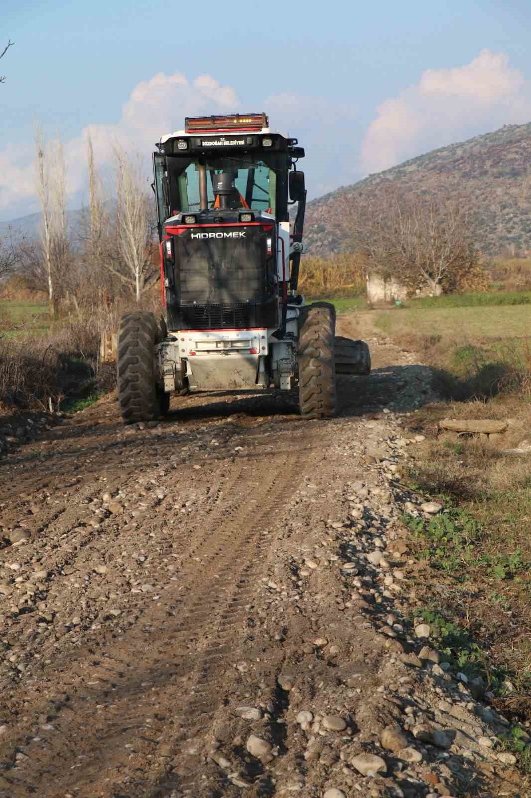 BOZDOĞAN BELEDİYESİ OVA YOLLARINDA ÇALIŞMA YAPIYOR