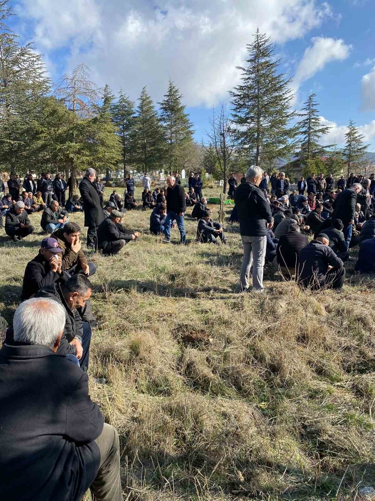 BOZHÖYÜK MAHALLESİ'NDE DÜZENLENEN CENAZE TÖRENİNE GÜL'ÜN AİLESİ, YAKINLARI VE MAHALLE HALKI...