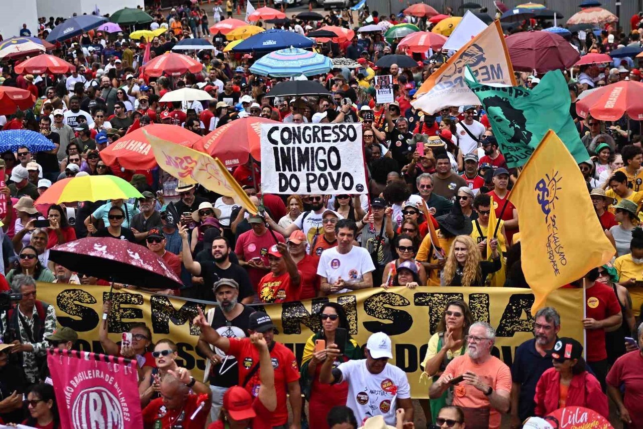 BREZİLYA'DA BİNLERCE KİŞİ, ESKİ DEVLET BAŞKANI JAİR BOLSONARO VE DESTEKÇİLERİ İÇİN HAPİS...