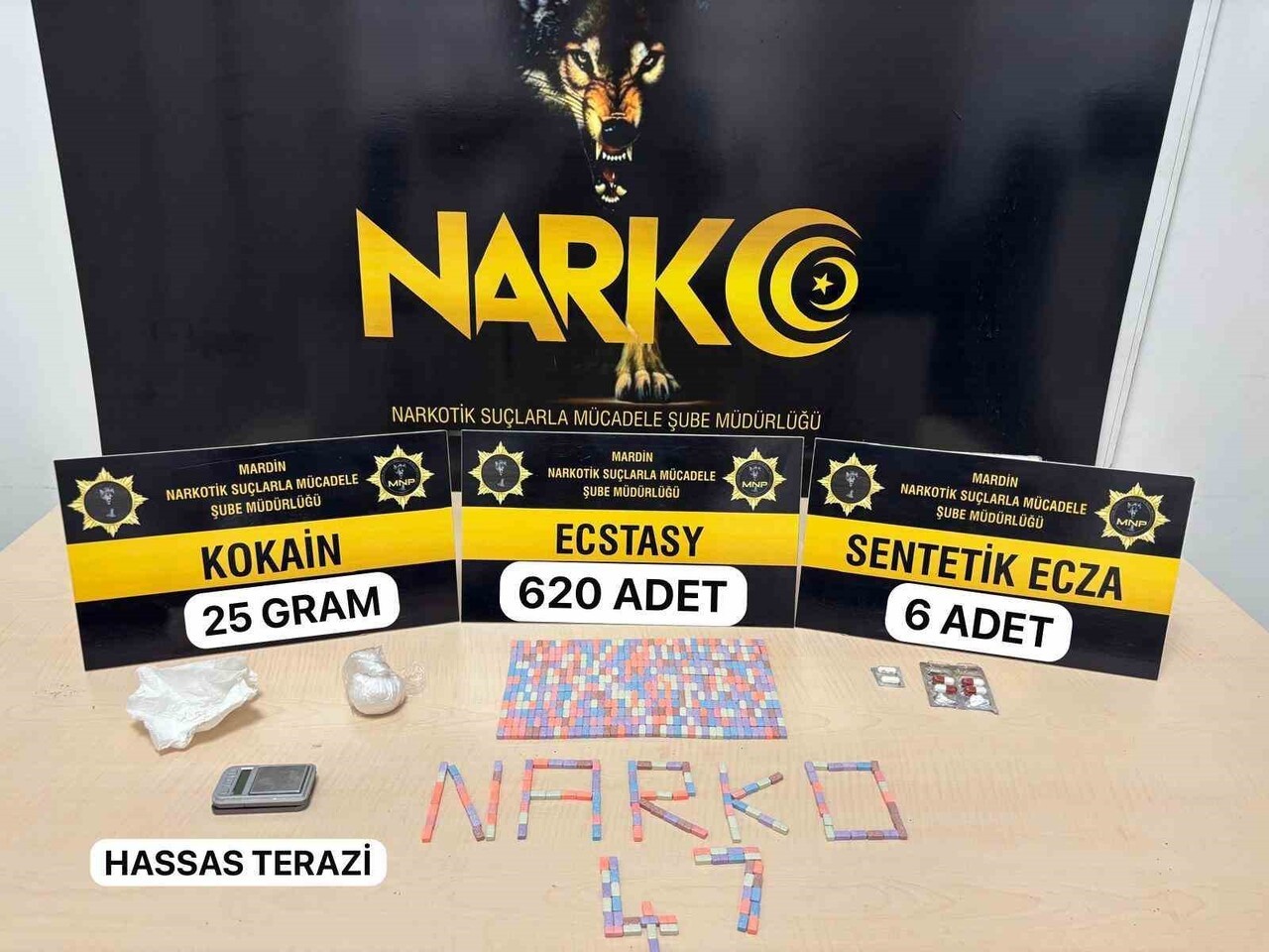 BU KAPSAMDA KIZILTEPE İLÇESİNDE BELİRLENEN BİR ADRESE YAPILAN ARAMADA 620 ADET ECSTASY HAP, 25...