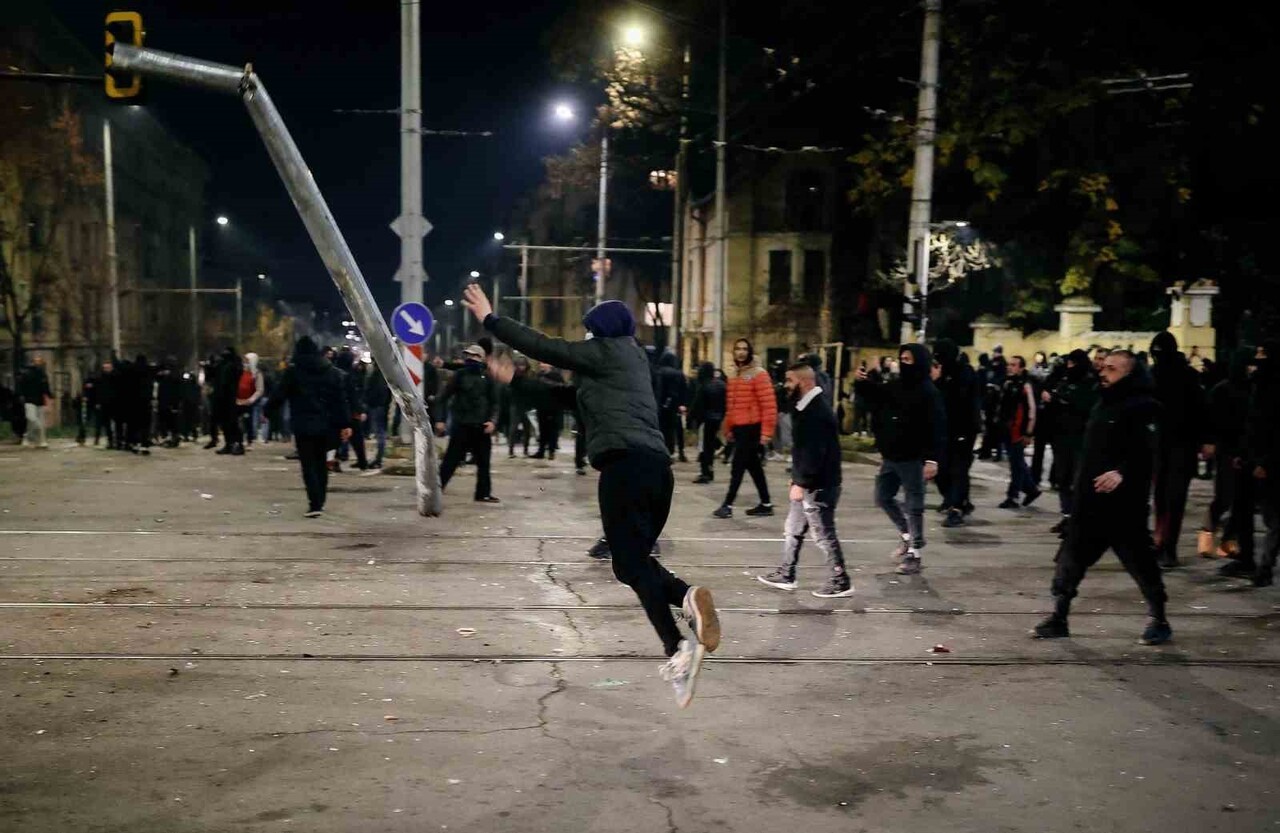 BULGARİSTAN'DA DÜN ON BİNLERCE KİŞİNİN KATILDIĞI HÜKÜMET KARŞITI GÖSTERİLERDE GÖZALTINA ALINAN...