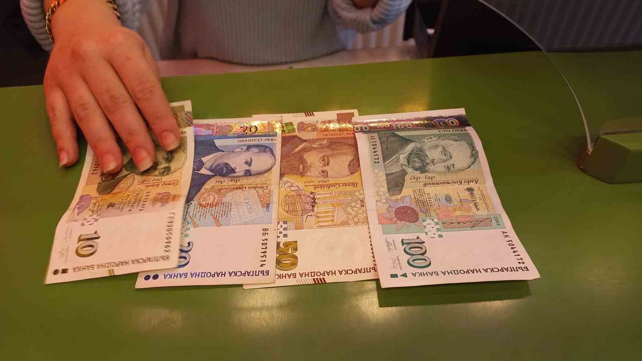 BULGARİSTAN İLE YOĞUN SINIR TİCARETİNİN YAŞANDIĞI KENTTE, DÖVİZ BÜROLARINDAKİ FİYAT BİLGİLENDİRME...