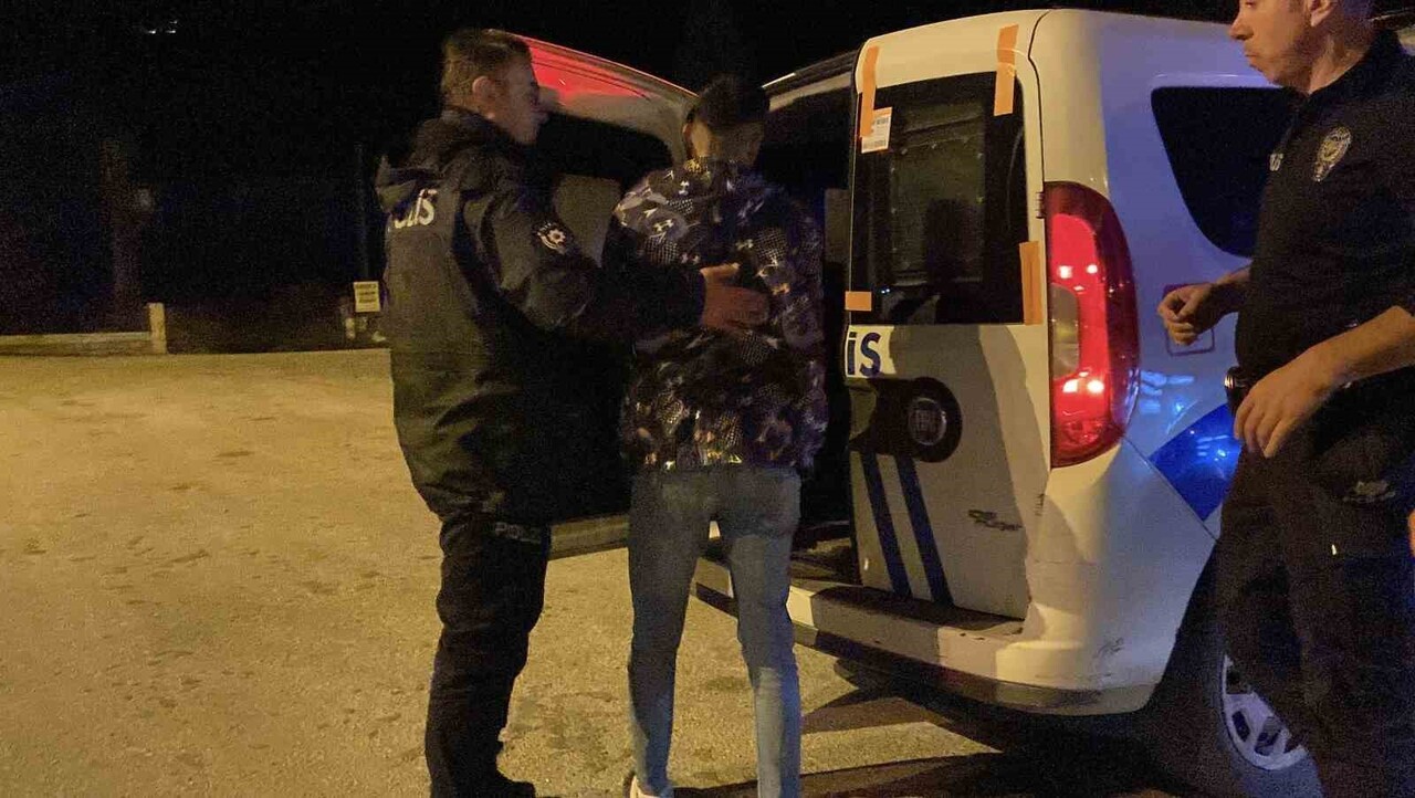 BURDUR'DA ALKOLLÜ DİREKSİYON BAŞINA GEÇEN GENCİN EHLİYETİNE 6 AY SÜREYLE EL KONULURKEN 9 BİN 268...