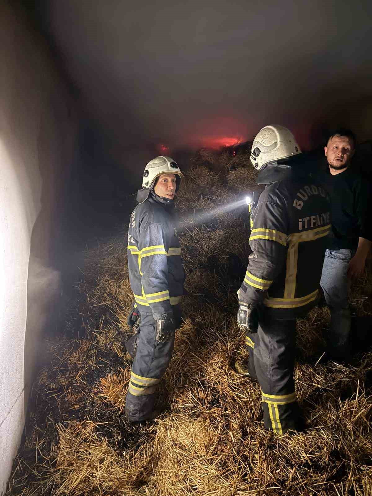 BURDUR'DA BİR EVİN ALT KISMINDA BULUNAN SAMANLIKTA ÇIKAN YANGIN İTFAİYE EKİPLERİ TARAFINDAN UZUN...