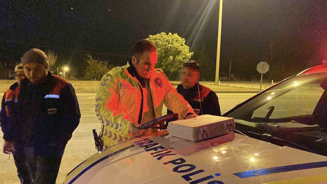 BURDUR'DA GECE SAATLERİNDE POLİS EKİPLERİ TARAFINDAN YAPILAN UYGULAMADA ALKOLLÜ OTOMOBİL...