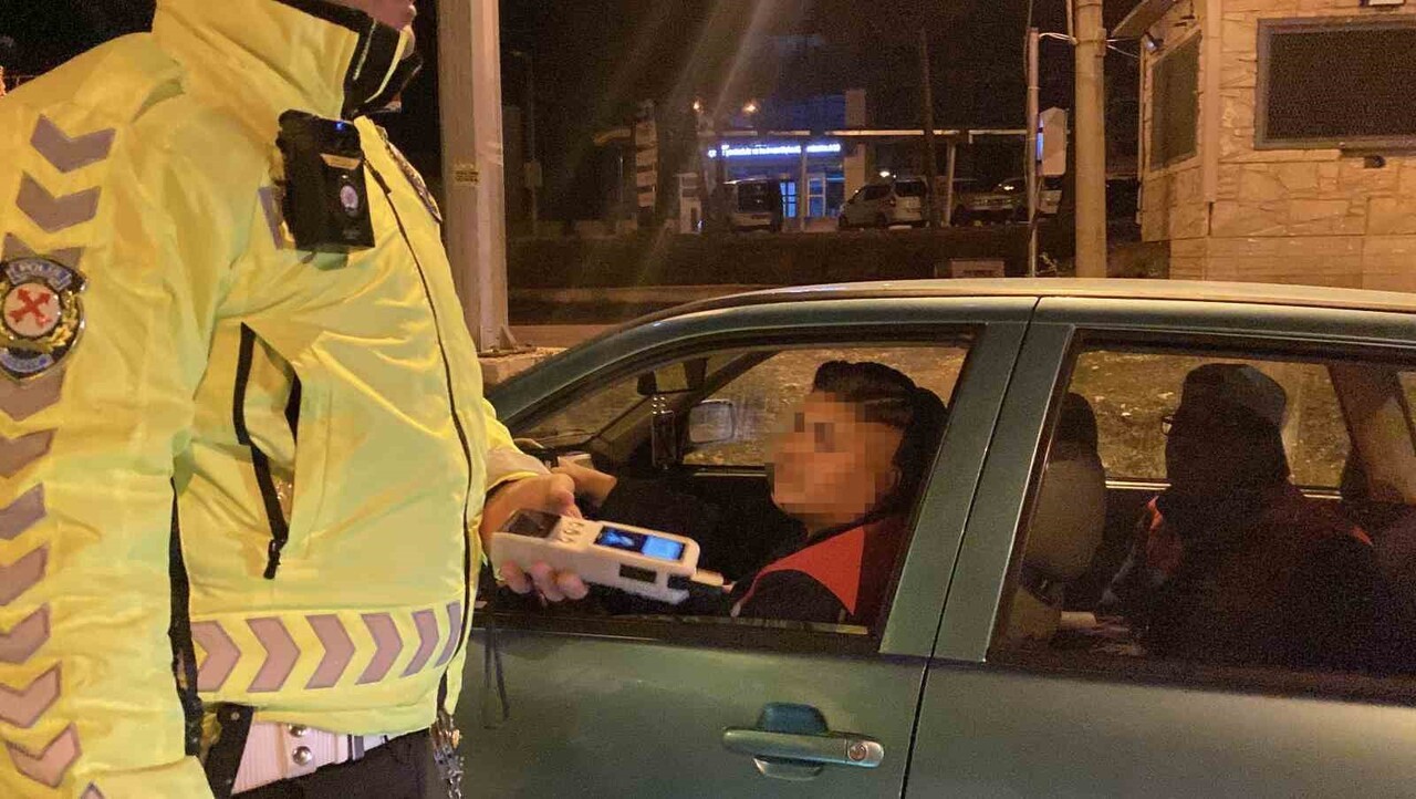 BURDUR'DA GECE SAATLERİNDE POLİS EKİPLERİ TARAFINDAN YAPILAN UYGULAMADA ALKOLLÜ OTOMOBİL...