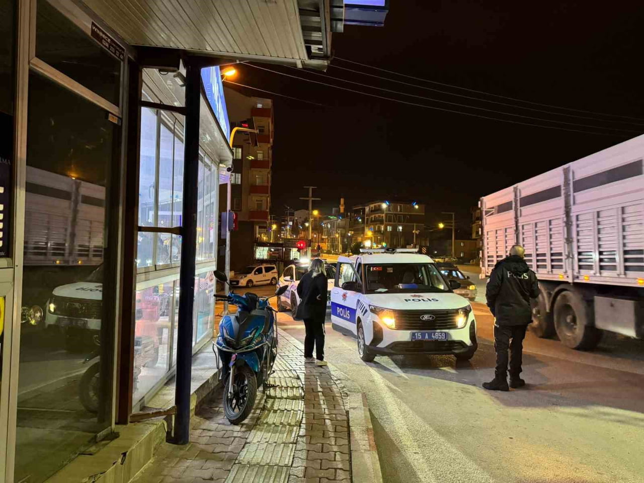 BURDUR'DA GİRDİĞİ MARKETTE RAFLARDAKİ ŞİŞELERİ VE MARKETİN KAPISINDA BULUNAN CAMI KIRAN ALKOLLÜ...