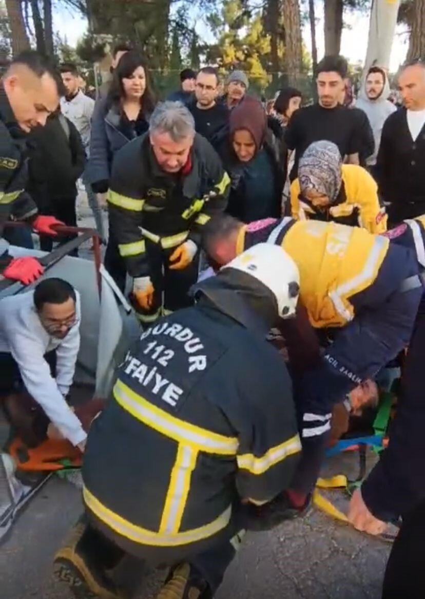 BURDUR'DA KAVŞAKTA MİNİBÜS İLE ÜÇ TEKERLEKLİ MOTOSİKLETİN ÇARPIŞMASI SONUCU 2 KİŞİ...