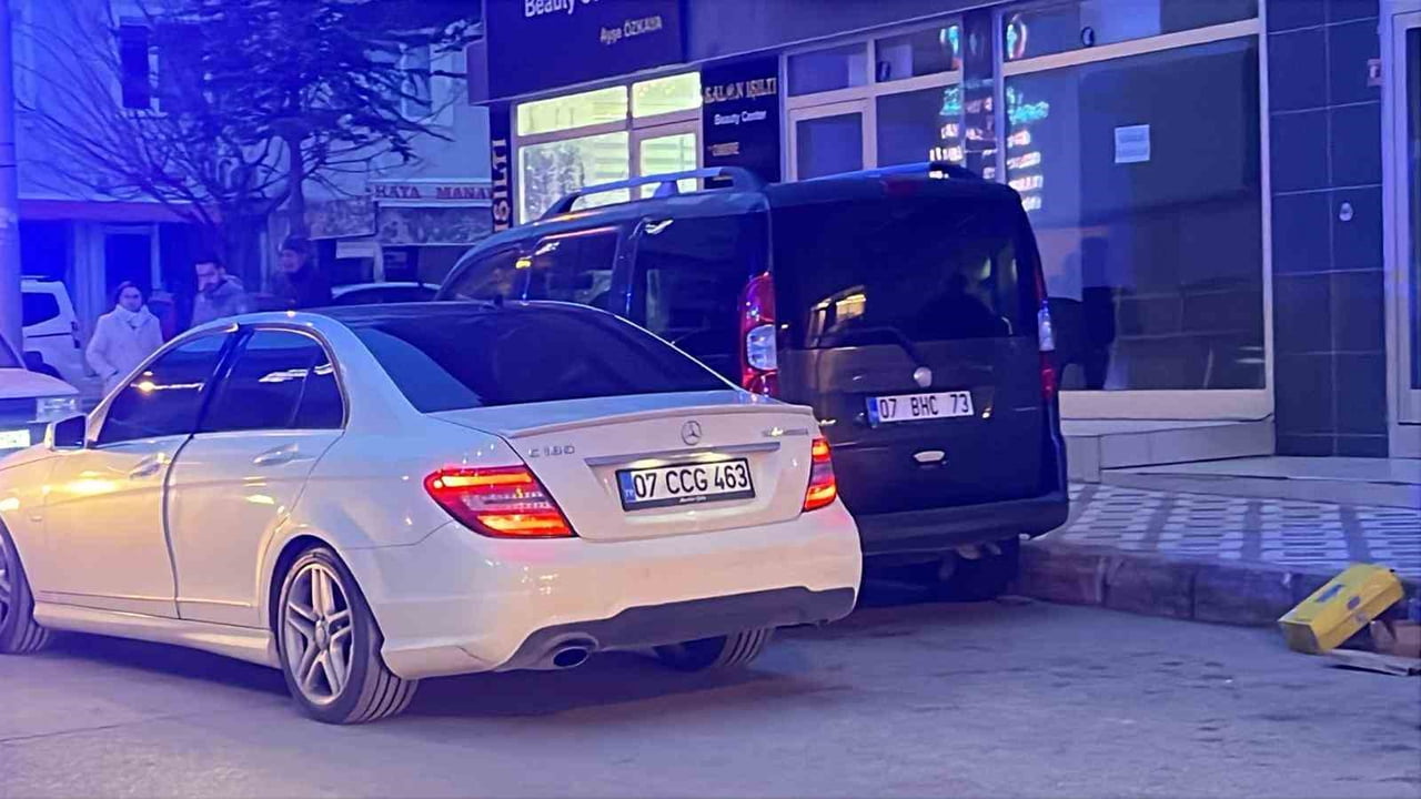 BURDUR'DA MOTOSİKLETİN PARK HALİNDEKİ OTOMOBİLE ÇARPMASI SONUCU MEYDANA GELEN TRAFİK KAZASINDA...