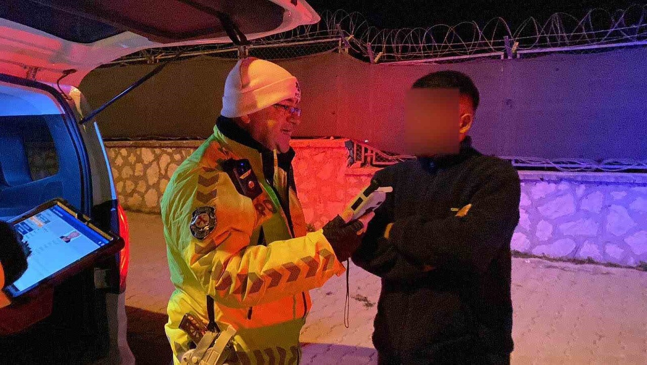 BURDUR'DA POLİS EKİPLERİ TARAFINDAN ŞÜPHE ÜZERİNE DURDURULAN OTOMOBİLDEKİ SÜRÜCÜ 0.56 PROMİL...