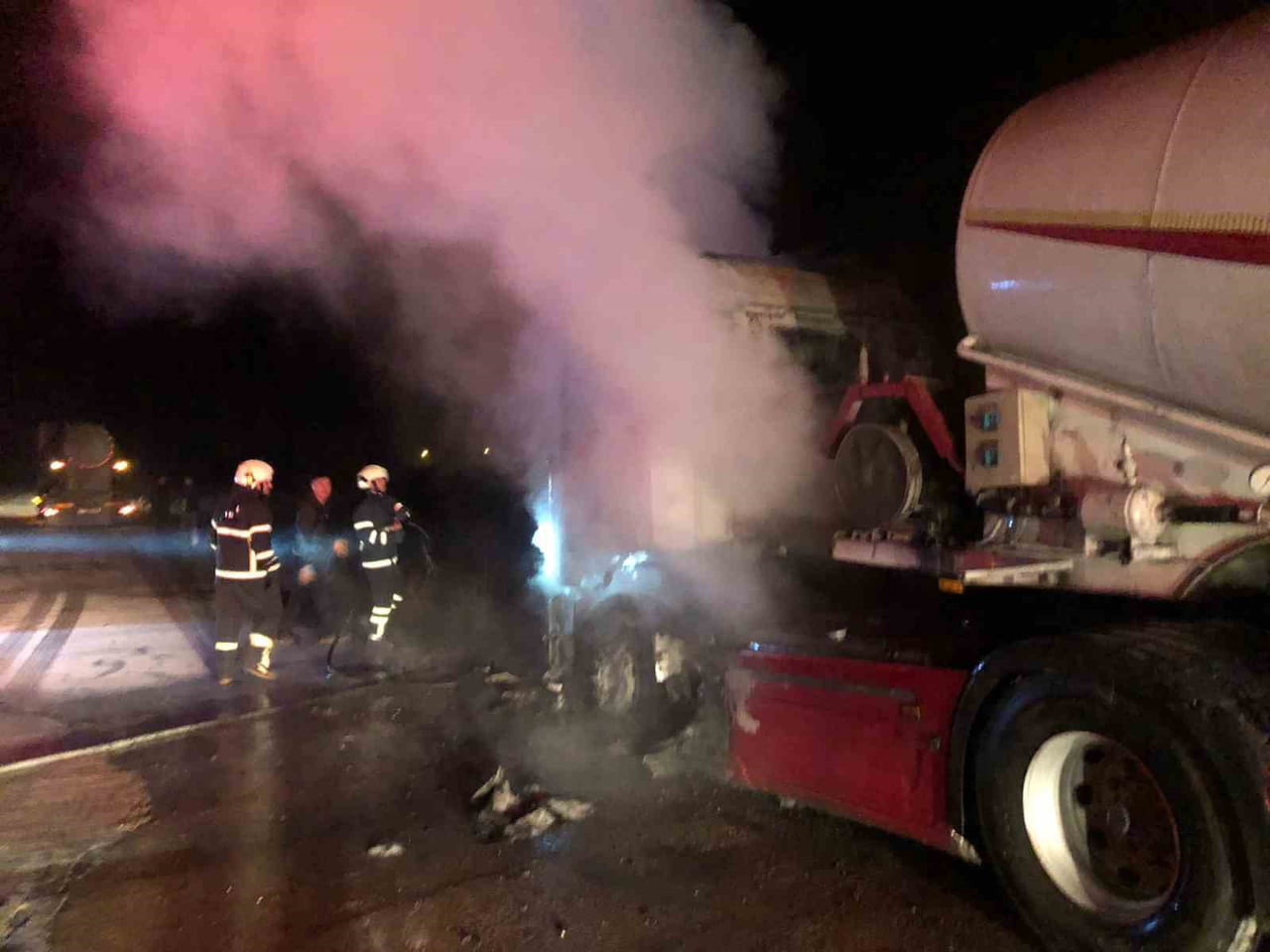 BURDUR'DA SEYİR HALİNDEKİ TIRDA ÇIKAN YANGIN İTFAİYE EKİPLERİNCE SÖNDÜRÜLÜRKEN TIR KULLANILMAZ...