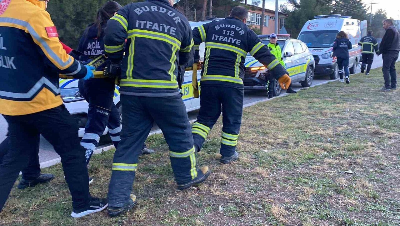 BURDUR'DA SÜRÜCÜSÜNÜN DİREKSİYON HAKİMİYETİN KAYBETMESİ SONUCU OTOMOBİL KARŞI ŞERİTTEKİ 2 ARACA...