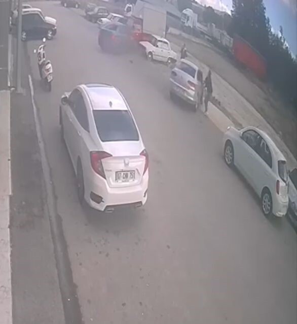 BURDUR'DA TEMİZLİK İÇİN BIRAKILAN OTOMOBİLİ İZİNSİZ OLARAK 3 ARACA ÇARPAN SÜRÜCÜNÜN KAZA ANI...
