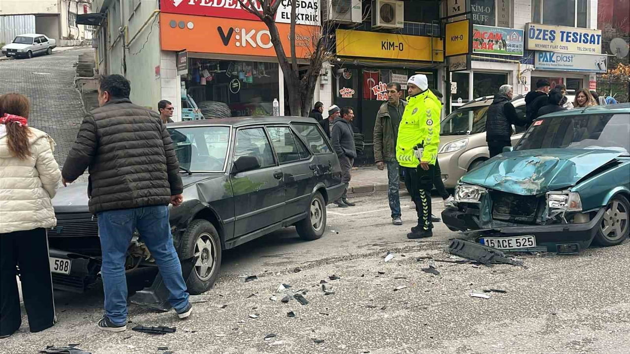 BURDUR'DA TOFAŞ MARKA 2 OTOMOBİLİN ÇARPIŞMASI SONUCU MEYDANA GELEN TRAFİK KAZASINDA 1 KİŞİ...