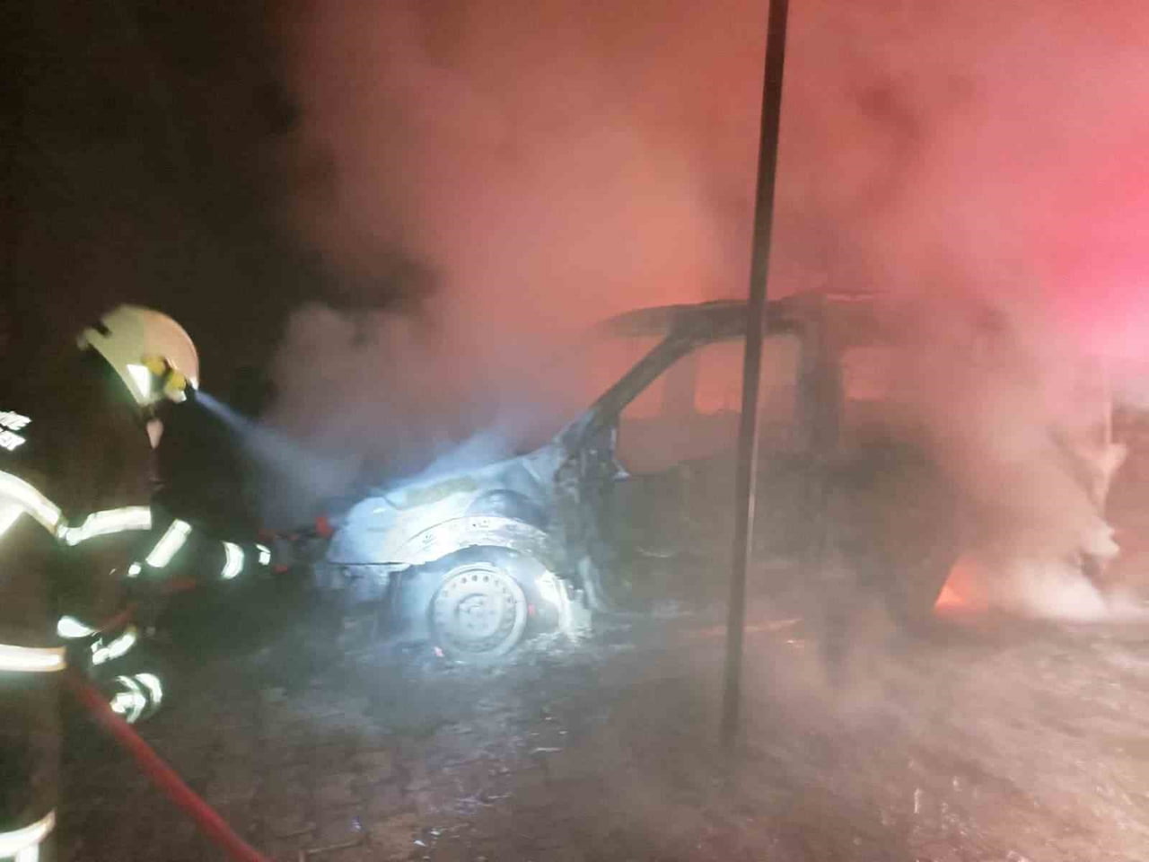 BURDUR'UN BUCAK İLÇESİNDE BİR EVDE ÇIKAN YANGININ PARK HALİNDEKİ HAFİF TİCARİ ARACA SIÇRAMASI...