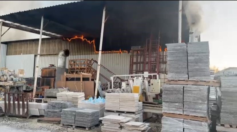 BURDUR'UN BUCAK İLÇESİNDE MERMER FABRİKASINDA ÇIKAN YANGIN İTFAİYE EKİPLERİ TARAFINDAN...