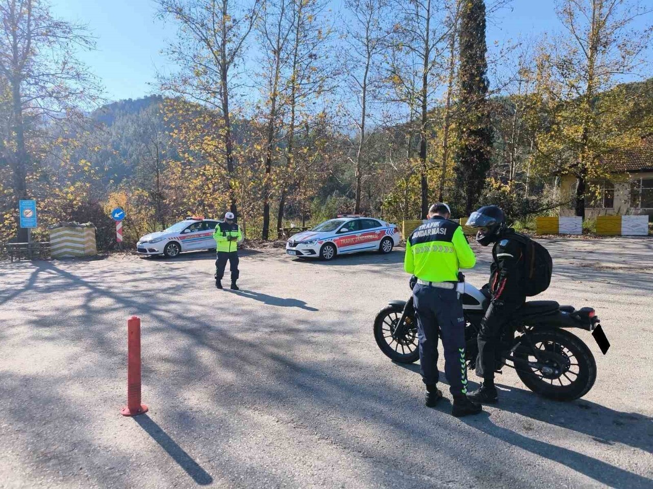 BURDUR’DA JANDARMA EKİPLERİ TARAFINDAN GERÇEKLEŞTİRİLEN TRAFİK DENETİMLERİNDE 7 BİN 861 ARAÇ VE...