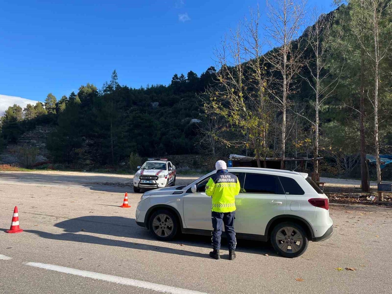 BURDUR’DA JANDARMA EKİPLERİ TARAFINDAN GERÇEKLEŞTİRİLEN TRAFİK DENETİMLERİNDE 7 BİN 861 ARAÇ VE...