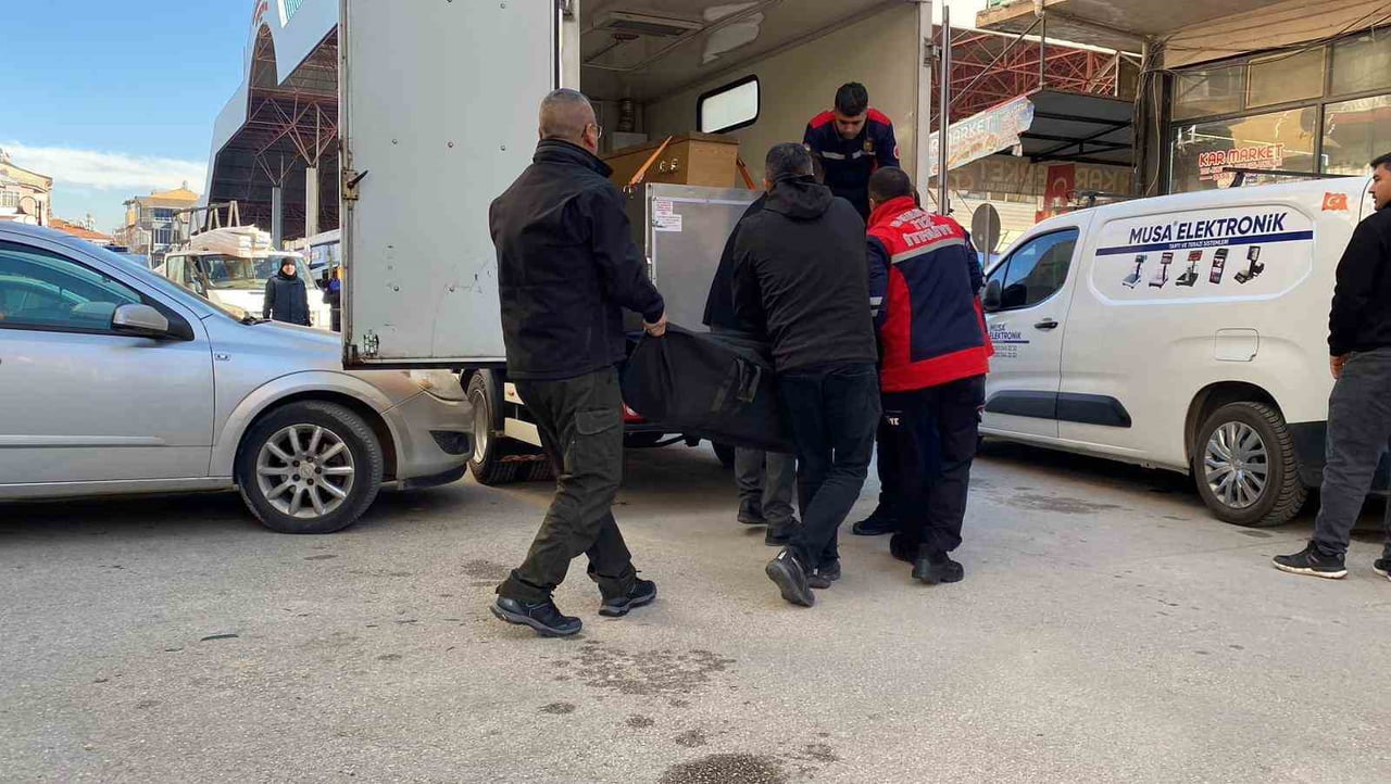 BURDUR’DA OTOBÜS ŞOFÖR OLARAK ÇALIŞAN 53 YAŞINDAKİ ADAM KALDIĞI OTELDE ÖLÜ BULUNDU.