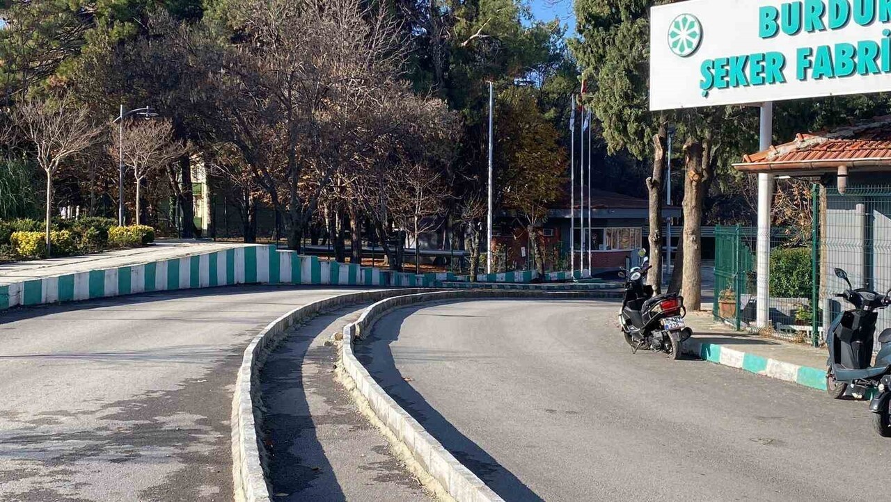 BURDUR ŞEKER FABRİKASINDA YÜKSEKTEN DÜŞEREK AĞIR YARALANAN İŞÇİ KALDIRILDIĞI HASTANEDE HAYATINI...