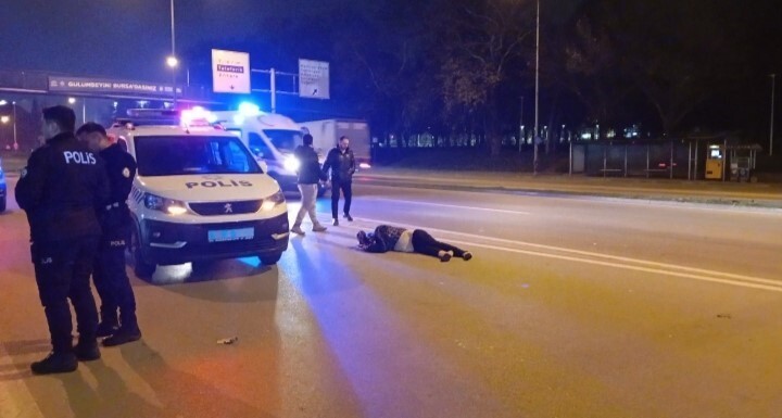 BURSA'DA 100 METRE MESAFEDEKİ ÜST GEÇİDİ KULLANMAYIP ANA YOLU KULLANAN KİŞİ, OTOMOBİLİN ÇARPMASI...