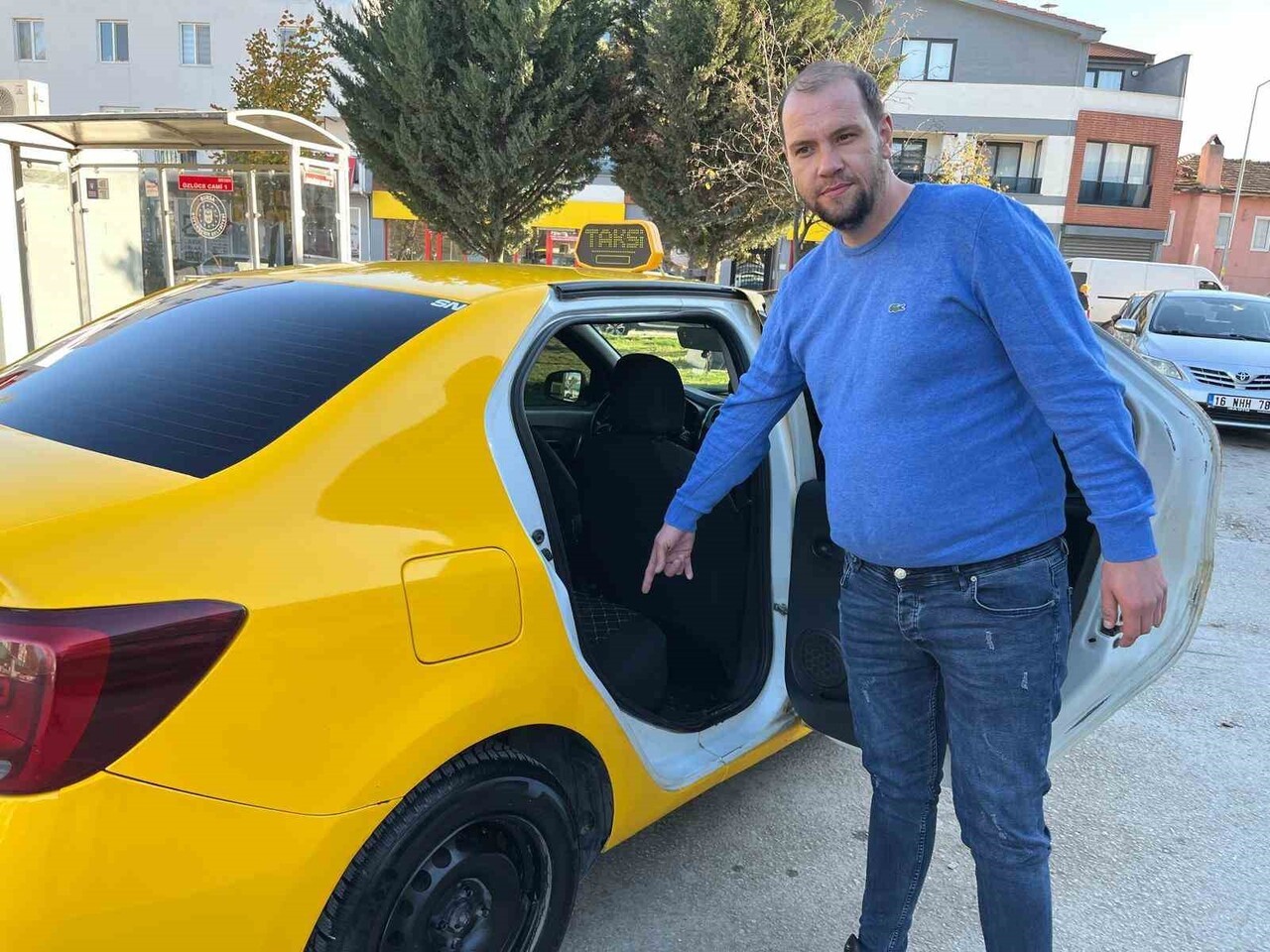 BURSA'DA 9 YILDIR TAKSİCİLİK YAPAN 1 ÇOCUK BABASI SEMİH KORKMAZ YAŞLI VE ÖZÜRLÜ ÇİFTİN ARACINDA...